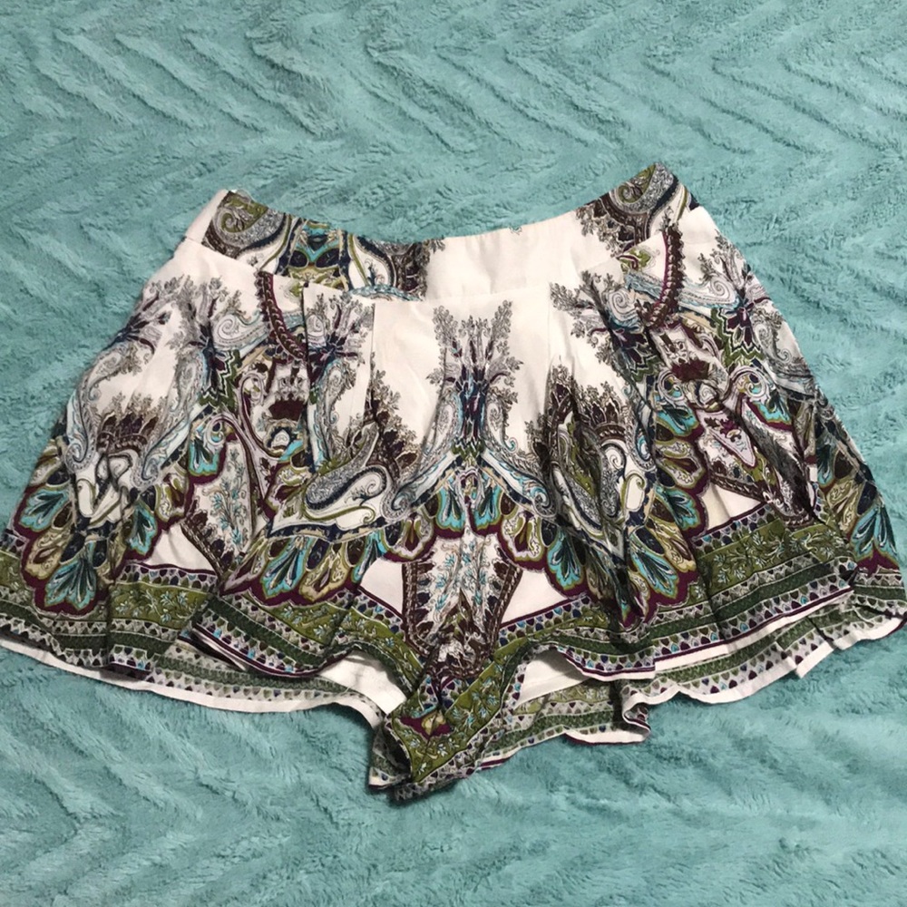 Akira paisley shorts